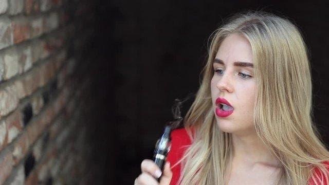 Jednorázové e-cigarety or rechargeable e cigarette brands Which suits your vaping style and budget